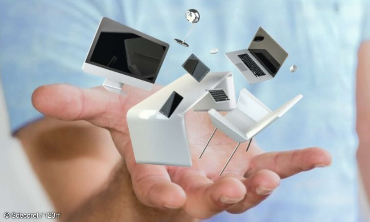 Büro- und Kommunikationsmittel in einer Hand