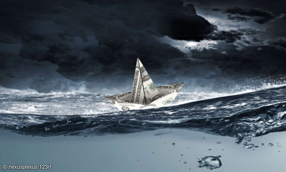 Geldschein Boot auf wilder See