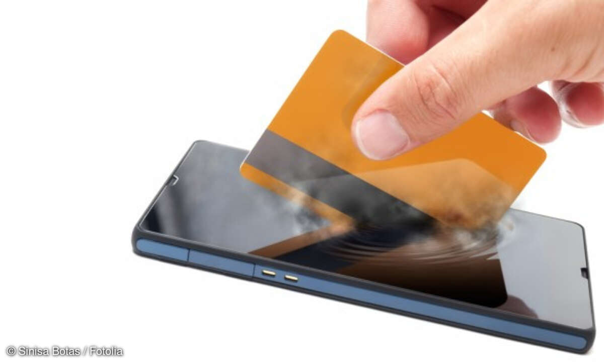 Chipkarte wird in ein Smartphone getaucht