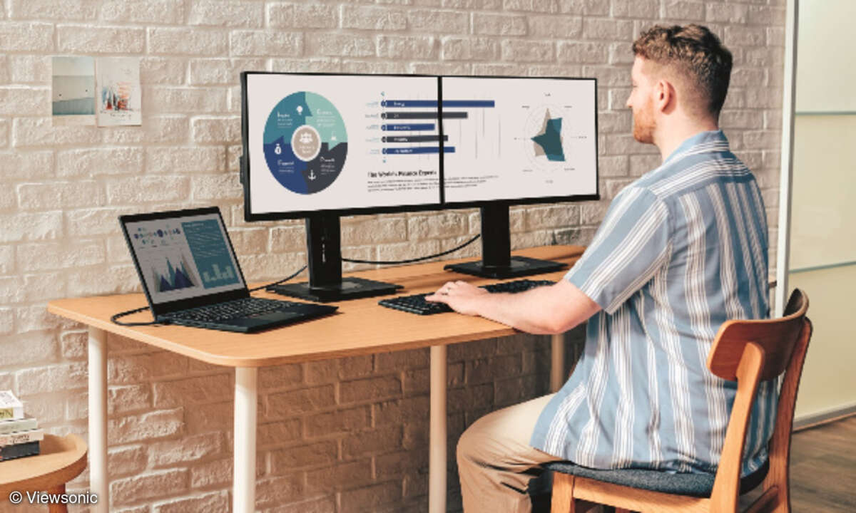 Mann vor Monitor