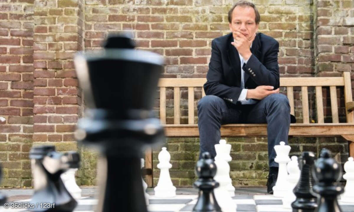 Mann spielt Schach