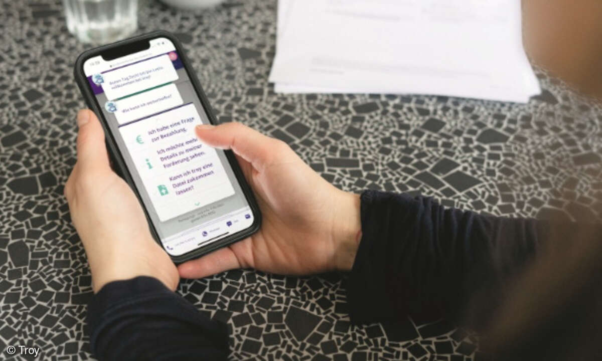 Nutzung Troy Chatbot auf Smartphone