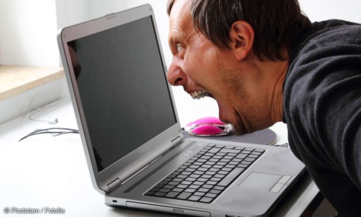 Mann schreit Notebook an