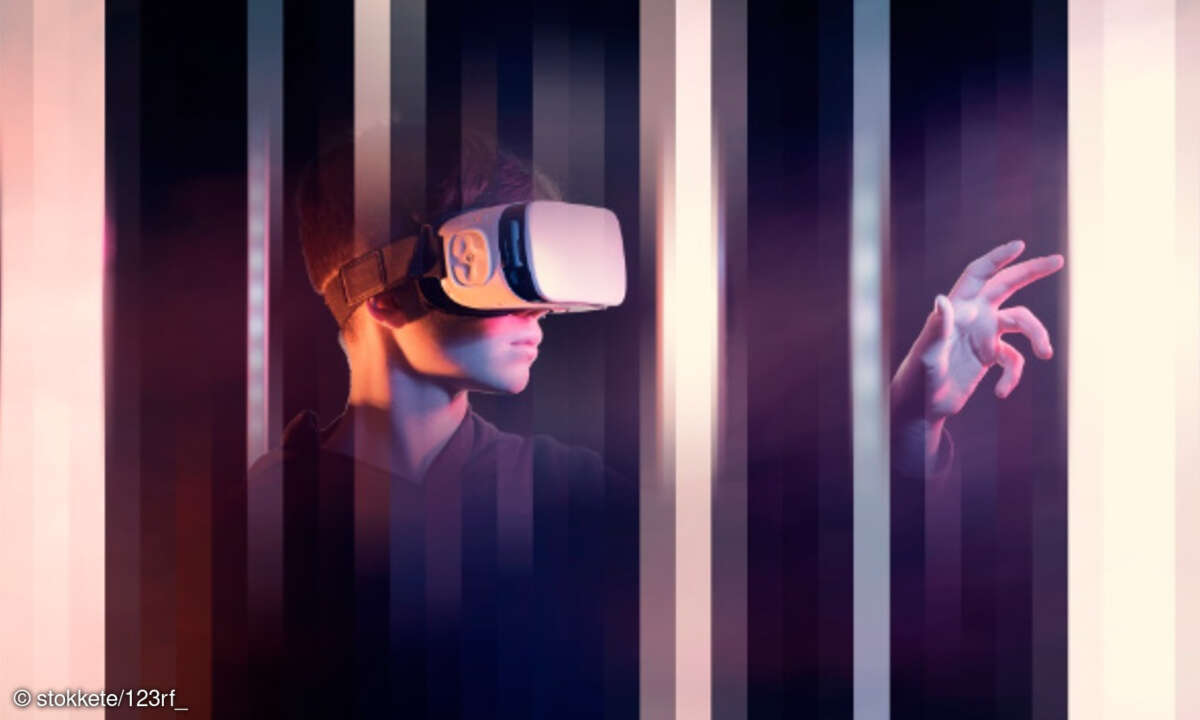 Mann mit Virtual-Reality-Brille