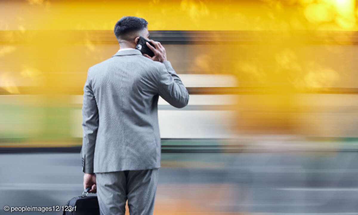 Business-Mann mit Smartphone, geschäftig, dynamisch
