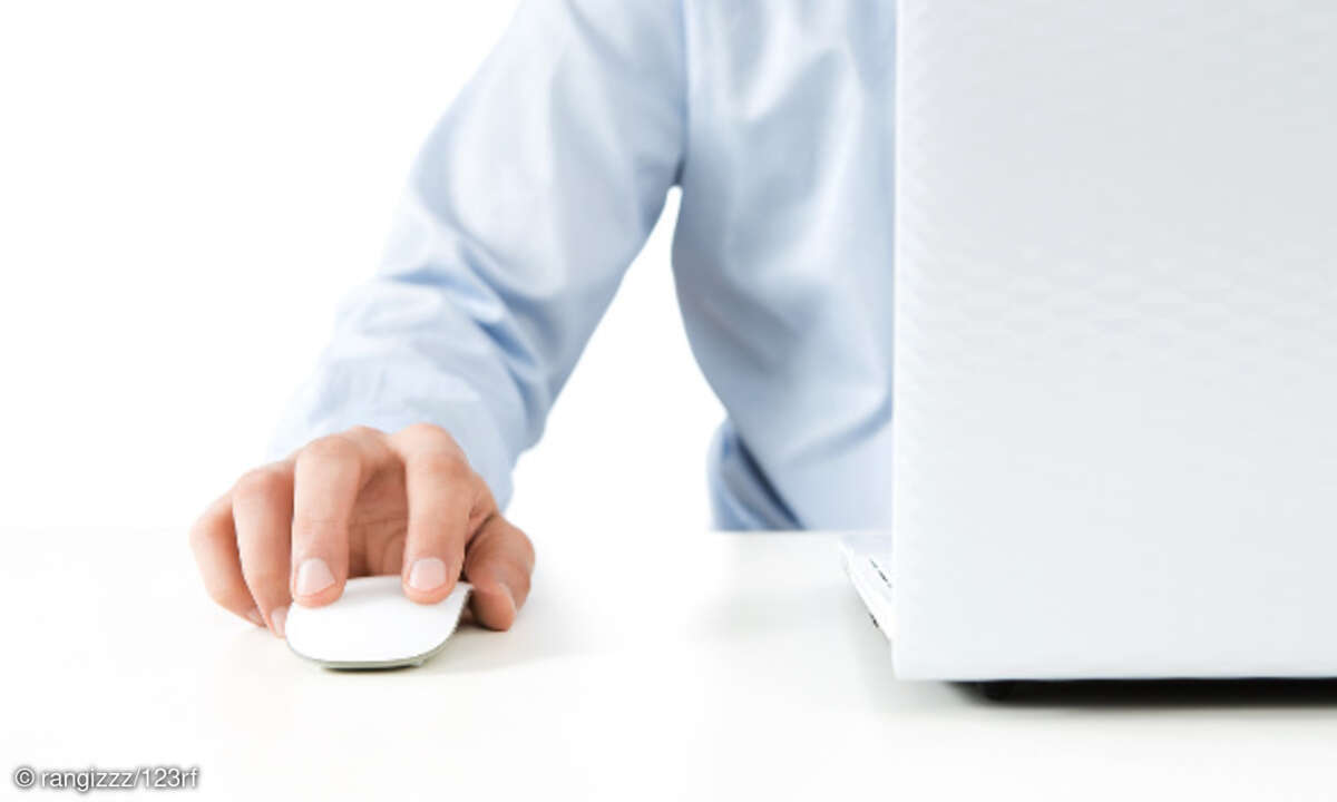 Internet-Nutzung, Mann arbeitet mit Maus und Laptop