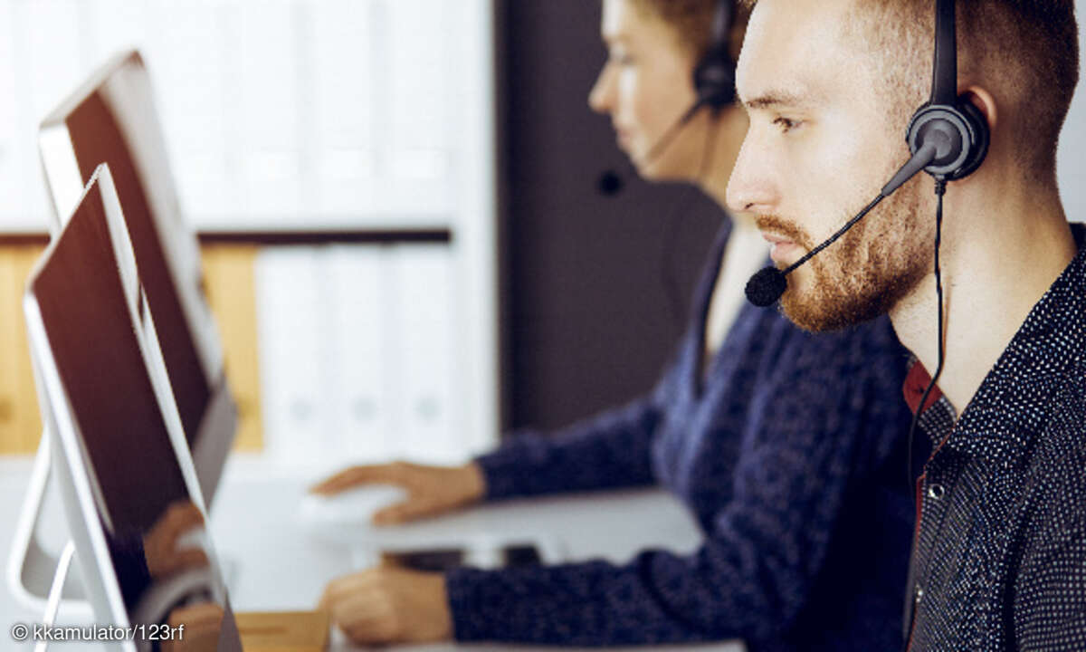 Mann im Callcenter mit Headset