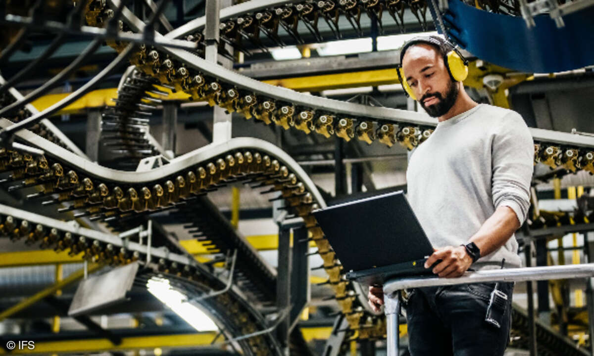 Produktion, Mann am Tablet mit Kopfhörern