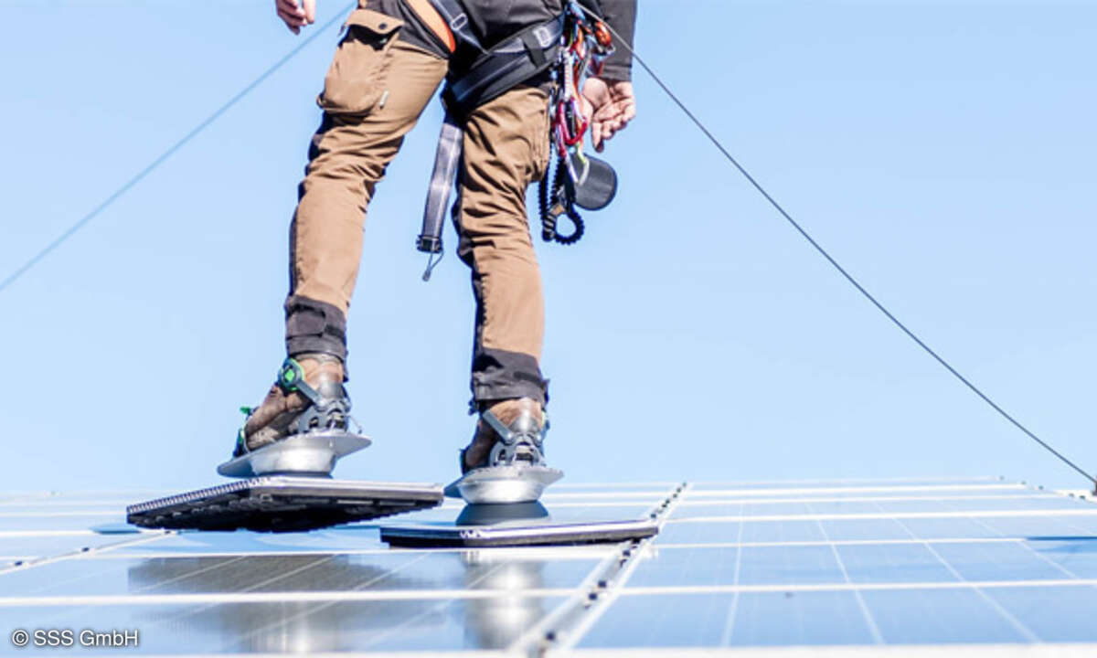 Mit dem neuen Solarschuh kann man auf PV-Modulen laufen, selbst wenn sie nass sind.
