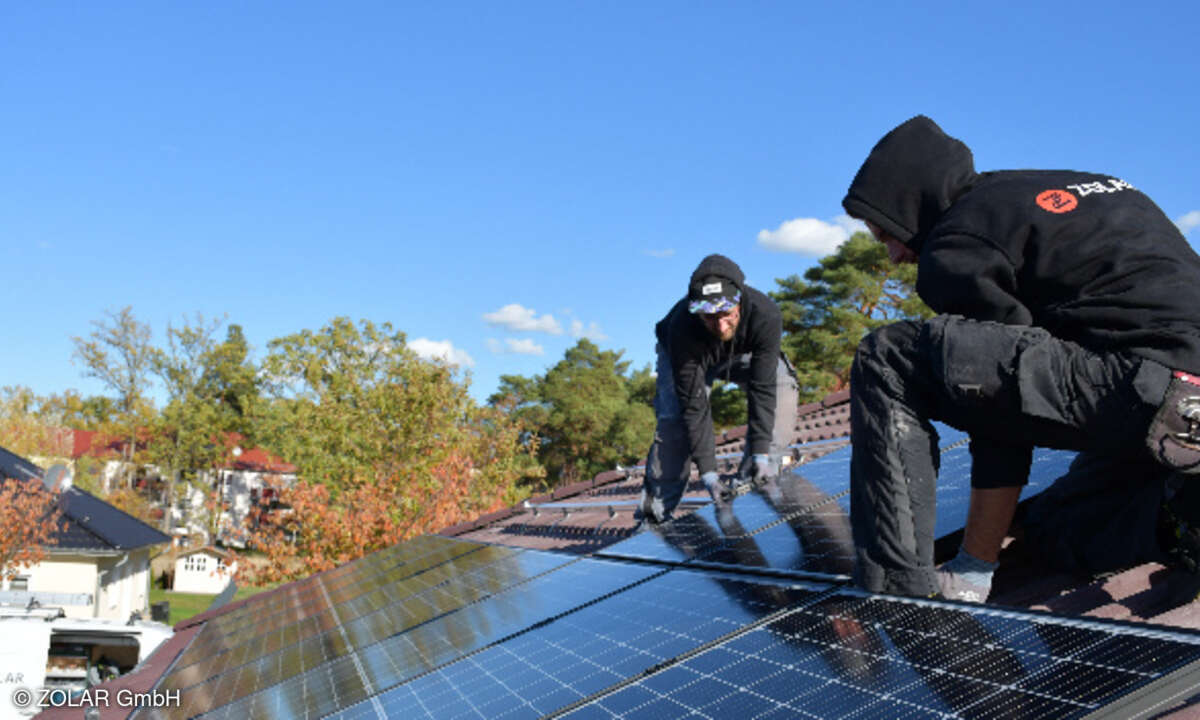 Zwei Handwerker montieren eine Solarpaneele