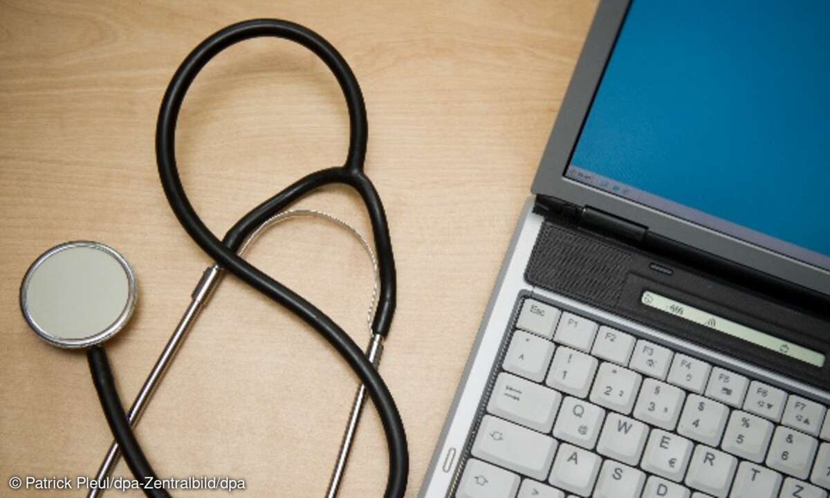 Ein Stethoskop liegt neben einem Laptop (Symbolbild)
