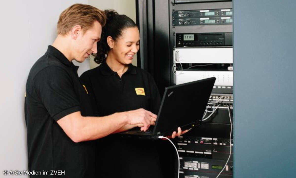 Elektronhandwerker und Auszubildende