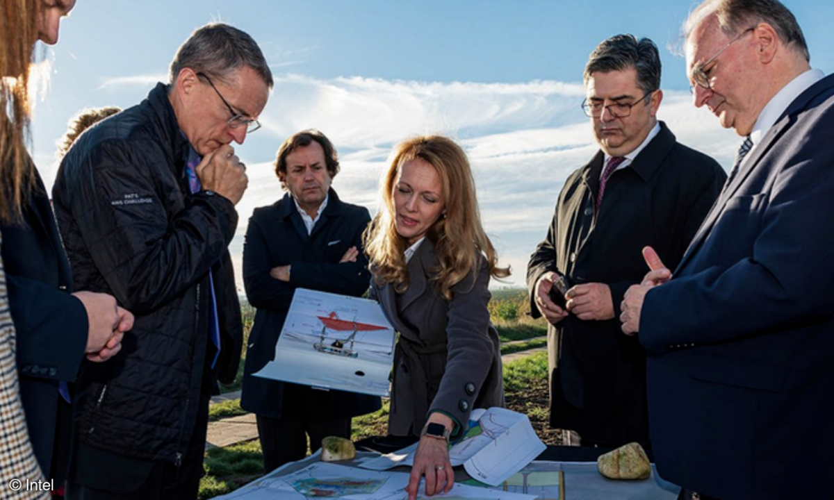 Intel-CEO Pat Gelsinger auf der Baustelle der geplanten Intel-Fabrik in Magdeburg mit Sandra Stieger, Eamonn Sinnott, Interims-VP Site Manufacturing and Operations bei Intel, und Sachsen-Anhalts Ministerpräsident Reiner Haseloff