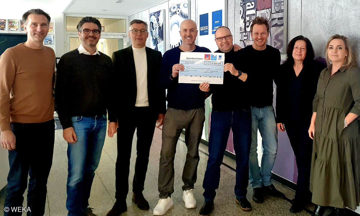 Kolleginnen und Kollegen der WEKA FACHMEDIEN, WEKA MEDIA PUBLISHING und WEKA BUSINESS MEDIEN aus Haar mit einem Spendenscheck für das AKM