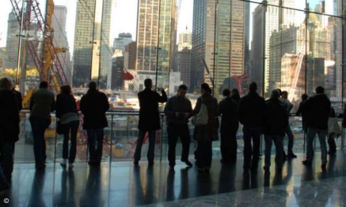 Nachdenkliche Herweck-Reseller vor dem Ground Zero