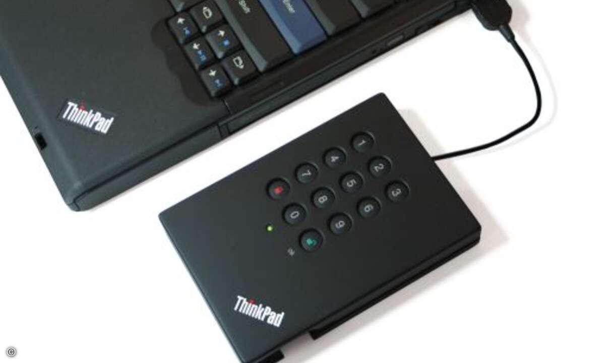 Im Computer-Zubehör-Segment sichert sich Lenovo mit einer portablen Festplatte den Innovations-Award, die Daten on-the-fly mit einem 128-bit Verschlüsslung sichert und damit auch für die Archivierung vertraulicher Unternehmens-Daten tauglich ist.