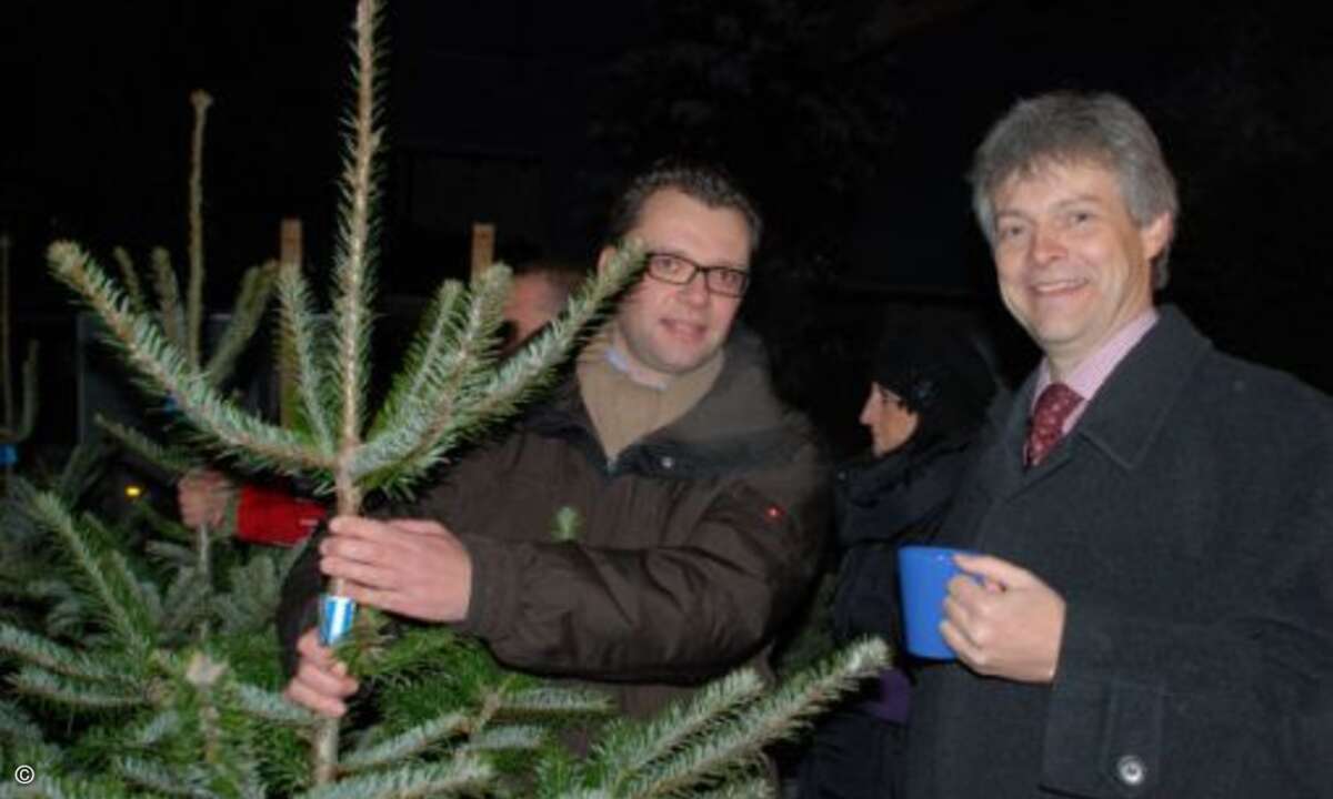 Traditionelles Christbaumpräsent: Michael Padberg (rechts) belohnt seine Partner