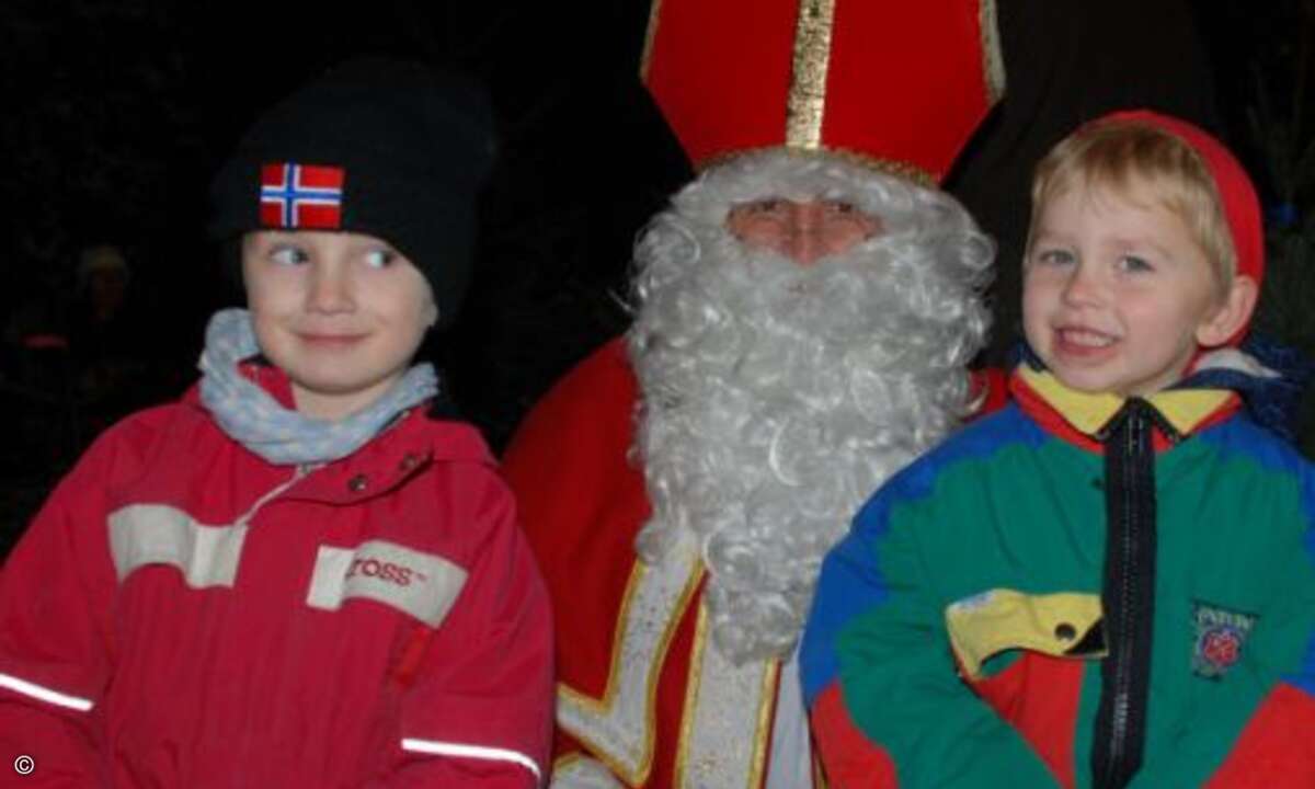 Der PiE-Nikolaus beschert Benedikt und Marian
