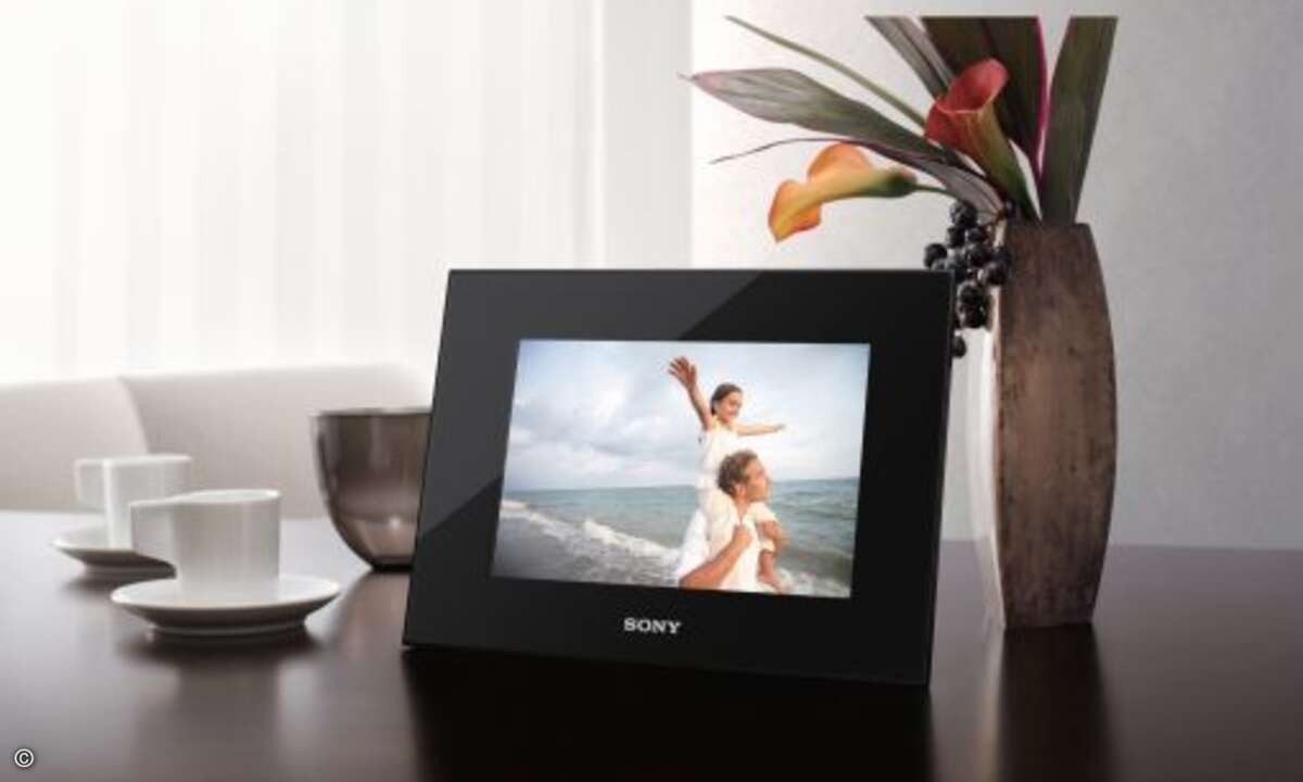 Unter der Produktbezeichnung »S-Frame« bringt Sony neun verschiedene Modelle von digitalen Bilderrahmen, die durch leichte Bedienung, neu entwickelte LCD-Displays und elegantes Design glänzen. Die Highend-Modelle der X- und V-Serie bieten Speicherkap