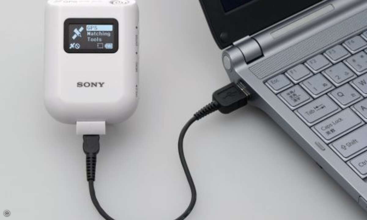 Für seine neuen Digicam-Modelle bietet Sony als optionales Zubehör das neue GPS-Modul GPS-CS3KA. Es protokolliert die Geodaten jeder Aufnahme und verhilft Bildern zu einem Ortsgedächtnis. Das sogenannte Geo-Tagging findet direkt im GPS-CS3KA statt. D