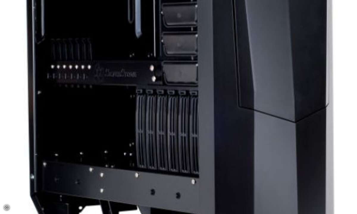 Das »Raven RV01« des Gehäusespezialisten Silverstone nutzt den natürlichen Kamineffekt, um die Kühlung der Hardware optimal zu gestalten. So befinden sich am Gehäuseboden zwei 180mm-Lüfter, die kalte Luft von unten in das Gehäuse saugen. Durch den Ka