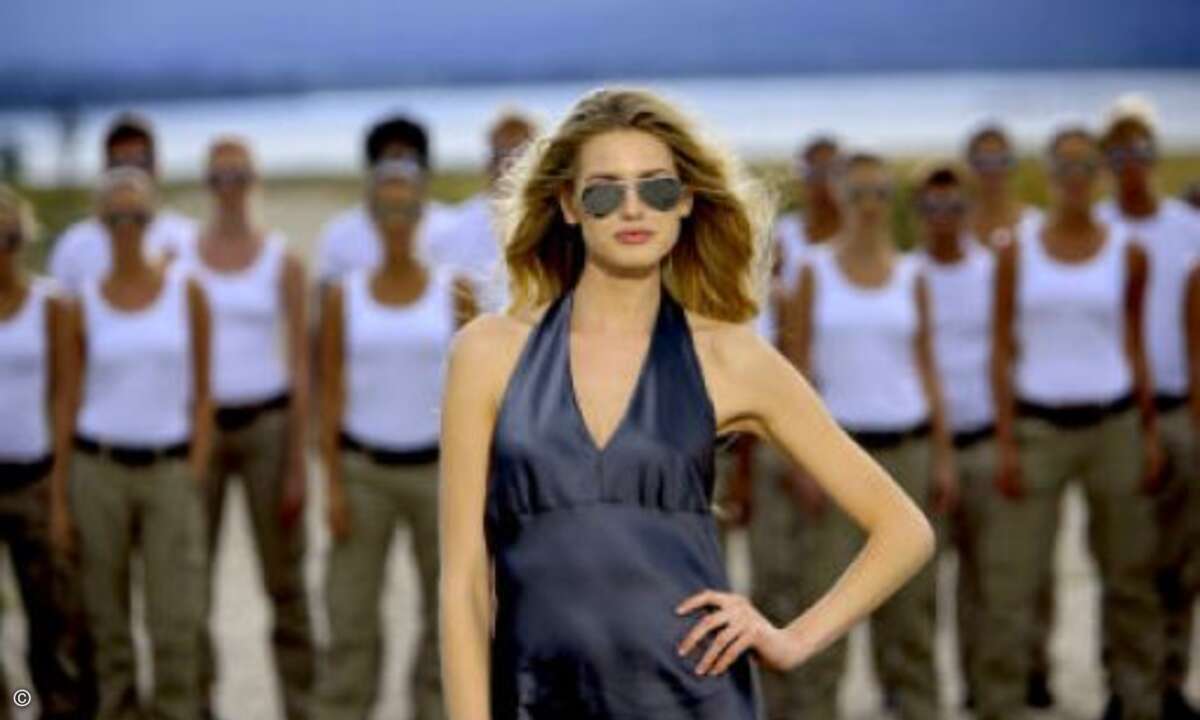 Ob es in der Wüste Südafrikas, wo Alice den neuen TV-Spot drehte, mit dem DSL-Anschluss klappt? Alice überwacht das Graben nach Glasfaserleitungen höchstpersönlich, schließlich könnten ja auch ein paar Diamanten im Bauschutt liegen.