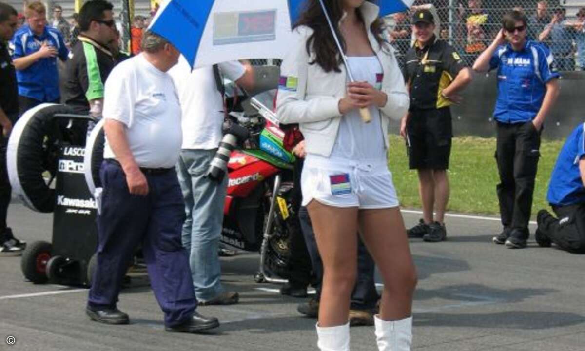 Neben den Fahrern sind die Grid Girls die Hauptattraktion beim World Superbike Championship in Assen