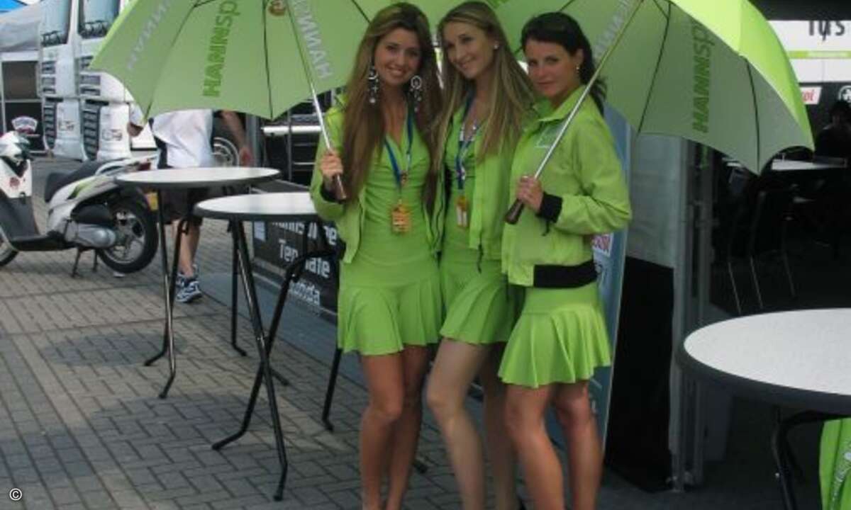 Die Hannspree Girls unter einem Schirm.