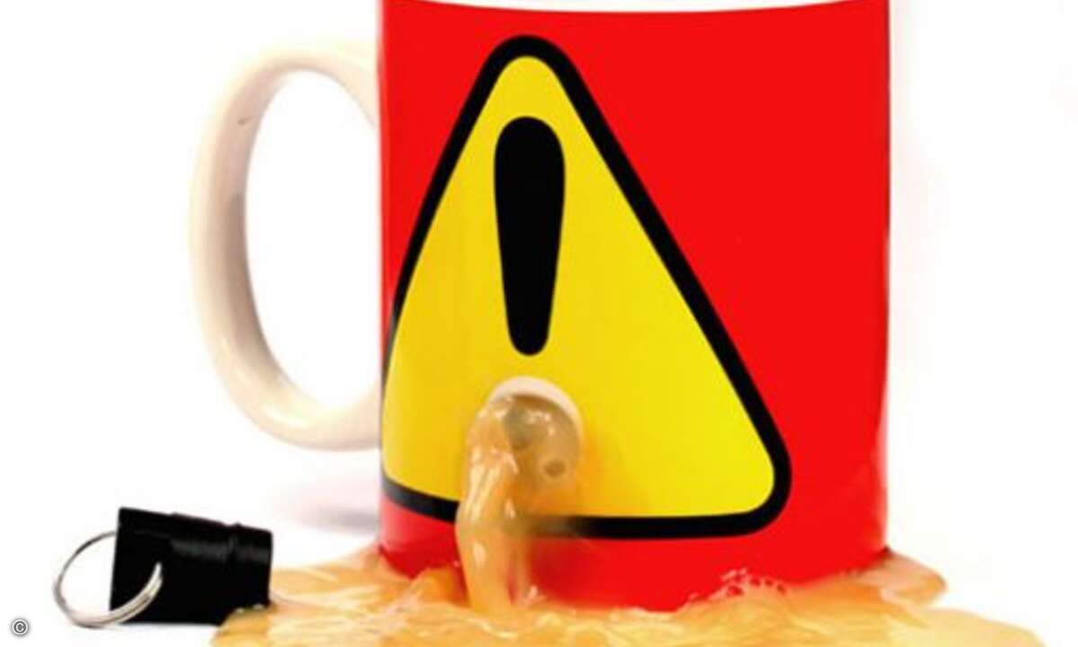 Diebstahlsicherung inklusive: Bekanntlich schrecken altgediente Büroinsassen vor nichts zurück. Ein beliebter Trick, um dem Kollegen den Tag zu versüßen: Man nehme dessen Lieblingstasse und schlürfe vor seinen Augen daraus genüsslich das erste »Käffc