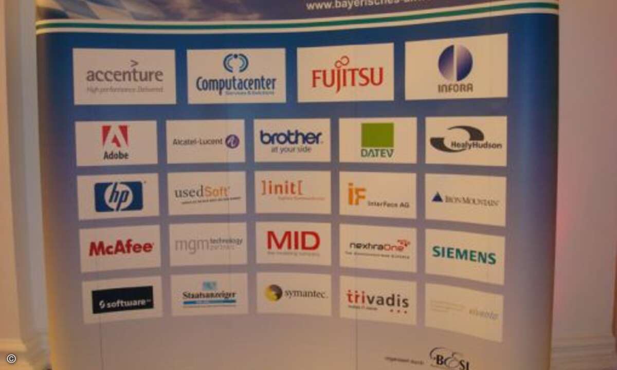Dort offenbart eine Tafel mit Logos der teilnehmenden Firmen sogleich die Bedeutung der Veranstaltung…