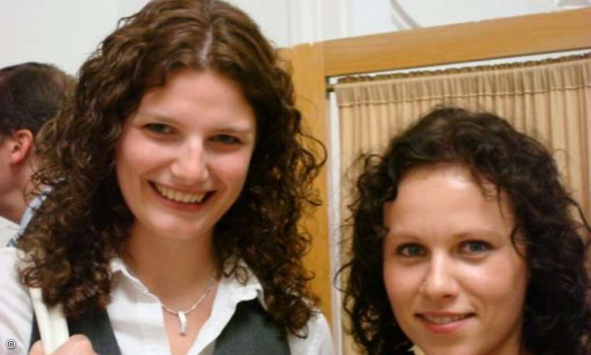 Theresa Hartmann (li.) und Carolin Große (re.), beides frischgebackene Diplom-Verwaltungswirte und bei der Landeshauptstadt München beschäftigt, finden, das Forum sei eine großartige Gelegenheit, »sich zu informieren, wie die Zukunft der Verwaltungs-