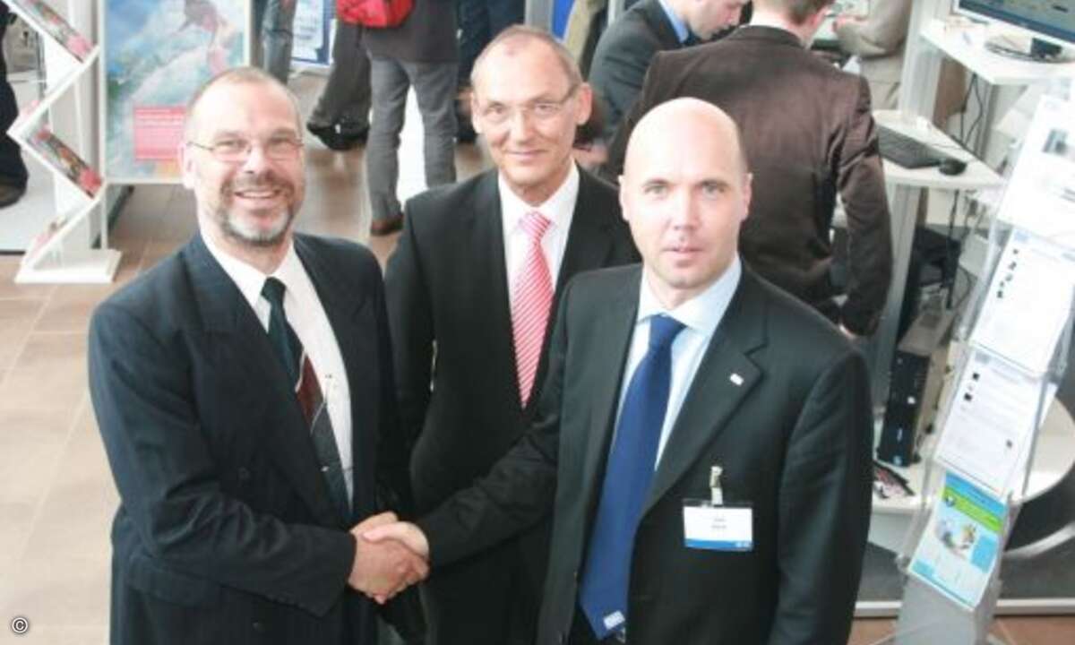 Mit Händedruck die Zusammenarbeit besiegelt: Frank Oelsch, COO Bluechip (li.) und Aetka-Vorstand Uwe Bauer (re.). In der Mitte Bluechip Vertriebsdirektor Hartwig Lander