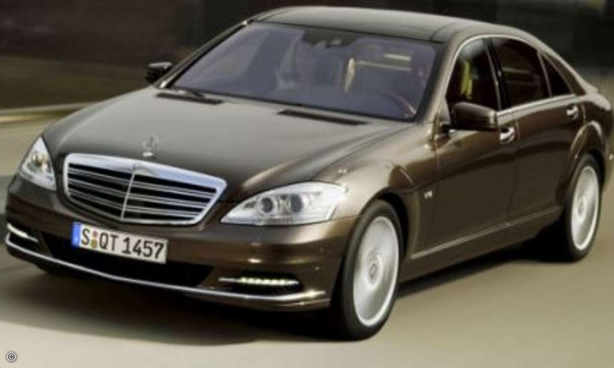 Mercedes S-Klasse: Bei Spitzenpolitikern, Verbandspräsidenten, Frühstücksdirektoren, preisbewussten Ölscheichs und im Fuhrpark von Diktatoren findet sich eine S-Klasse von Daimler. Auch 2,95 Prozent aller Geschäftsführer scheuen keine Mühen und vor a