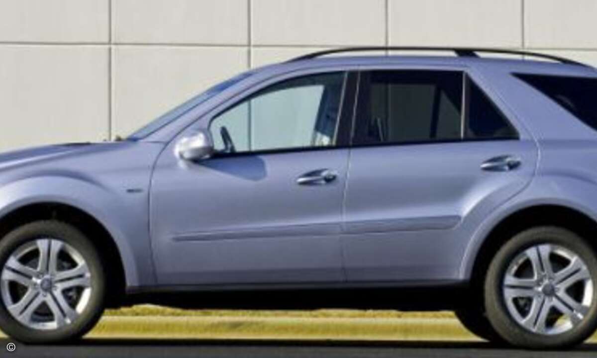 Mercedes M-Klasse: Sich immer ein Stückchen Höher machen als man eigentlich ist, das gilt nicht nur in der Firma, sondern auch auf der Straße. Ab 52.500 Euro inkl. MwSt. sitzt man in der M-Klasse über den Dingen. Ebenfalls 2,35 Prozent aller Geschäft