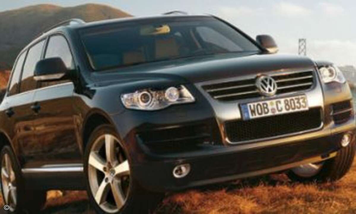 VW Touareg: Mit 2,4 Tonnen wird jedem sofort klar: Im VW Touareg sitzt ein gewichtiger Geschäftsführer, der uns sagen will: Ich trage schwer an dieser Last der Verantwortung. Die lässt sich der Chef mindestens 43.300 Euro inkl. MwSt. kosten. 1,97 Pro