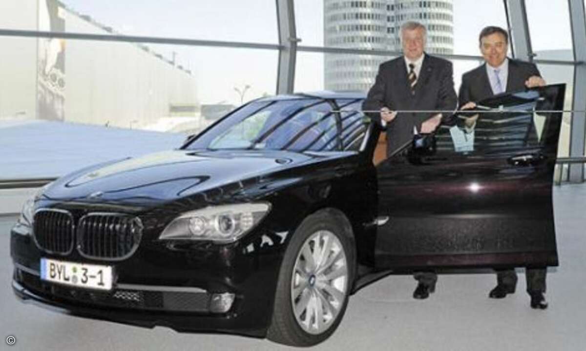 BMW 7er-Reihe: Klar, dass der bayerische Ministerpräsident Horst Seehofer auf BMW setzt. Sein rubinschwarzer BMW 750Li, der auf den Fußleisten mit dem Schriftzug »Freistaat Bayern« ausgestattet ist, wurde ihm von BMW-Chef Norbert Reithofer höchstper