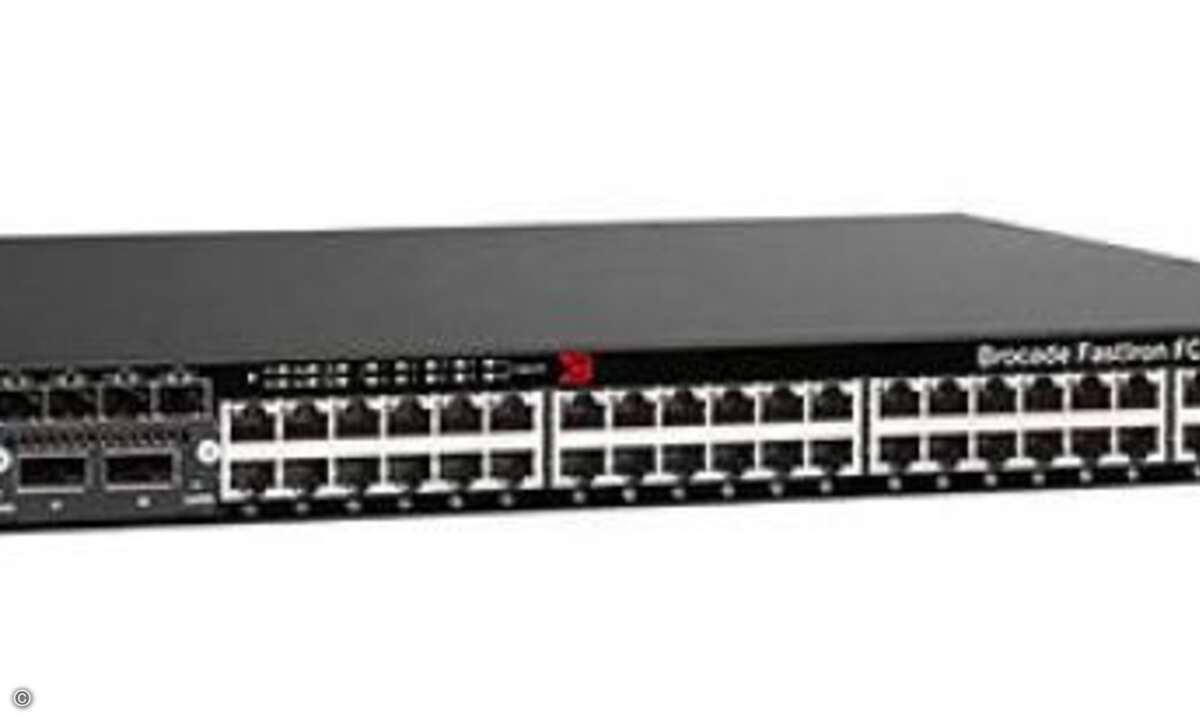 Mit 24 oder 48 GbE-Ports kommt Brocades FastIron-CX-Switch. Die Systeme unterstützen Power over Ethernet.