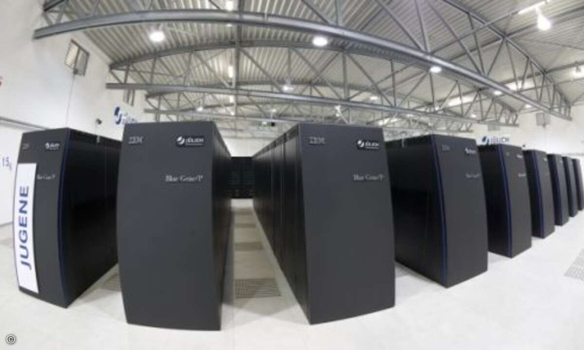 Jetzt ist der leistungsfähigste Supercomputer Deutschlands fertig. (65.536 Prozessoren, 180.000 GFlops Rmax )
