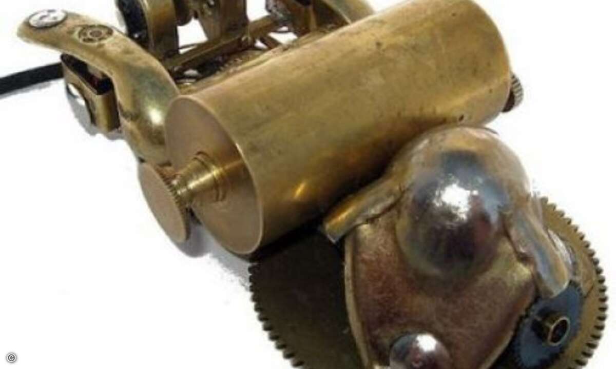 Für Nostalgiker: Einfach etwas Wasser in den Kessel geben, das Feuer entzünden und schon kann es losgehen. Wenn der Kollege zu langsam arbeitet, kann man ihm damit auch noch schnell ein paar Kohlen nachlegen und mehr Dampf machen...