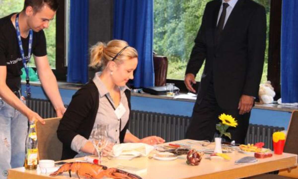 »Der moderne Knigge« war ein Bestandteil des Seminars für die Euronics-Azubis