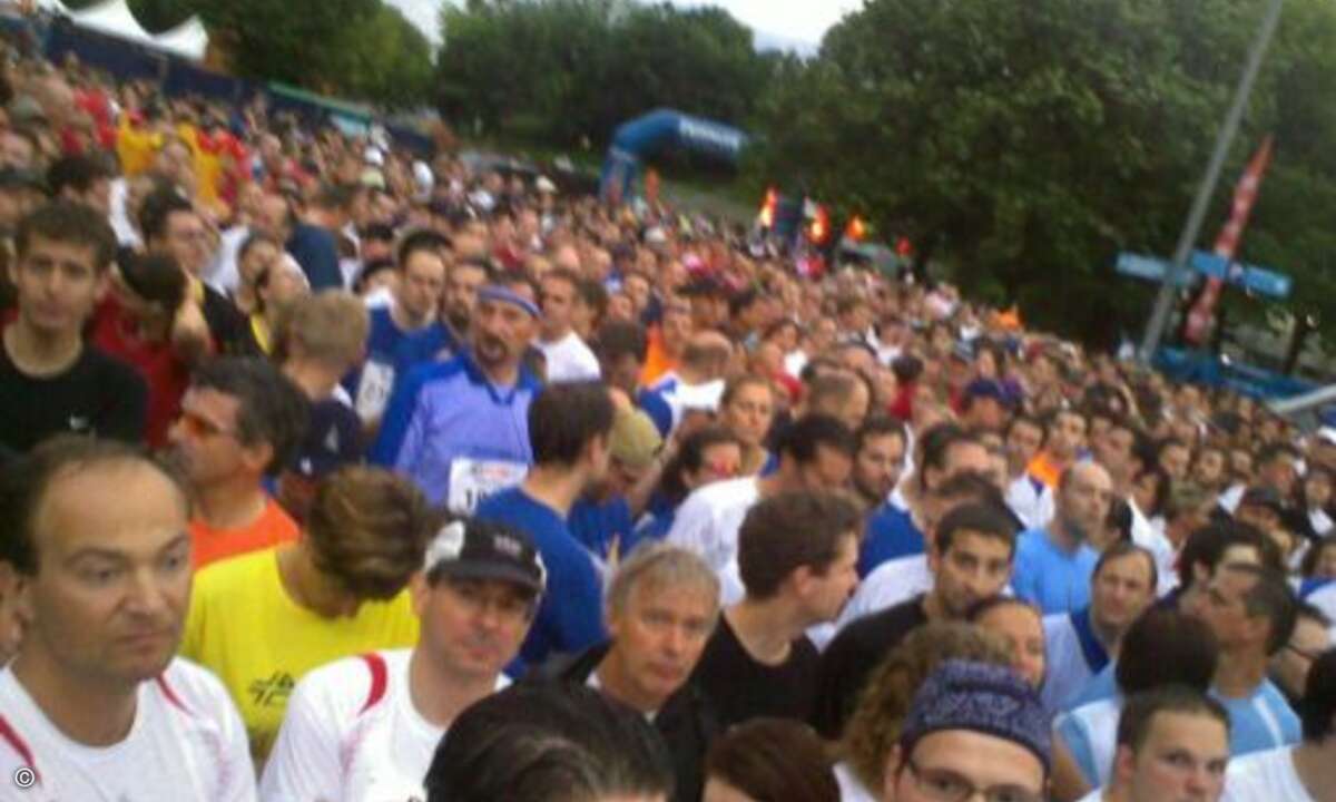 Geduldiges Warten vor dem Start - über 30.000 Läufer nahmen an schönsten Firmenlauf Deutschland in München teil.