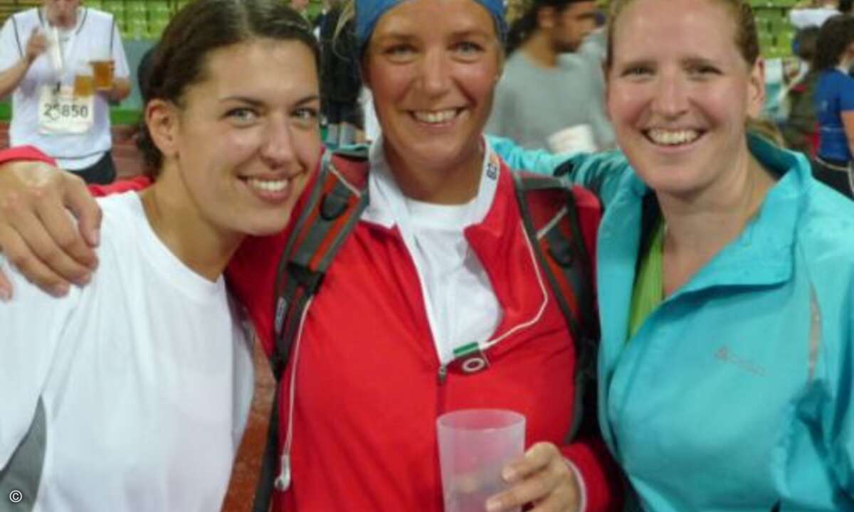 Amina Marie Jemi, Nathaly Fulda und Jeannette Pyka, Team CMP-WEKA, überglücklich im Ziel.