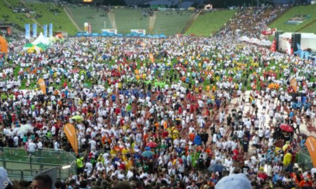 After-Run-Party auf dem Rasen des Münchner Olympiastations.