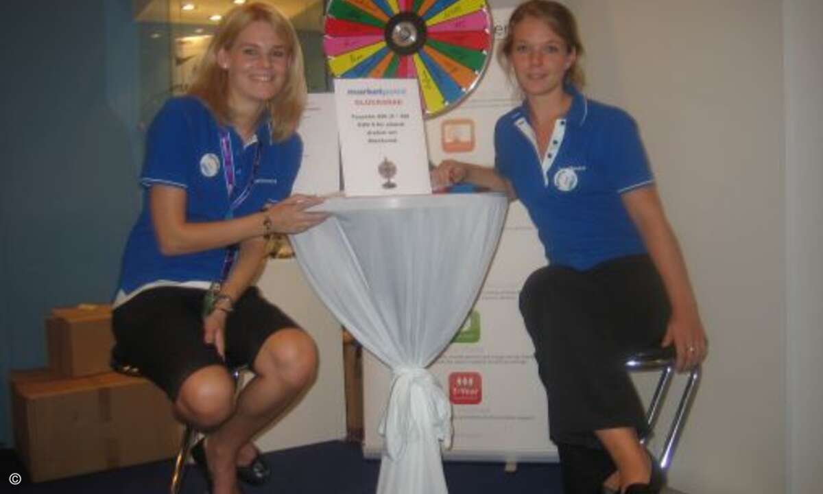 Glücksfeen: Diese beiden attraktiven Ladys in der Business Area der Messe verlosen ebensolche Preise.