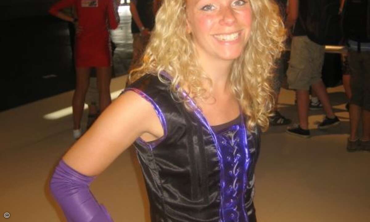 Die Farbe Lila: Der Spielepublisher Capcom punktet auf der Gamescom mit Spielen für sämtliche Konsolen-Plattformen und Olga, die mit ihrem reizenden lila Outfit wirklich voll und ganz überzeugt.