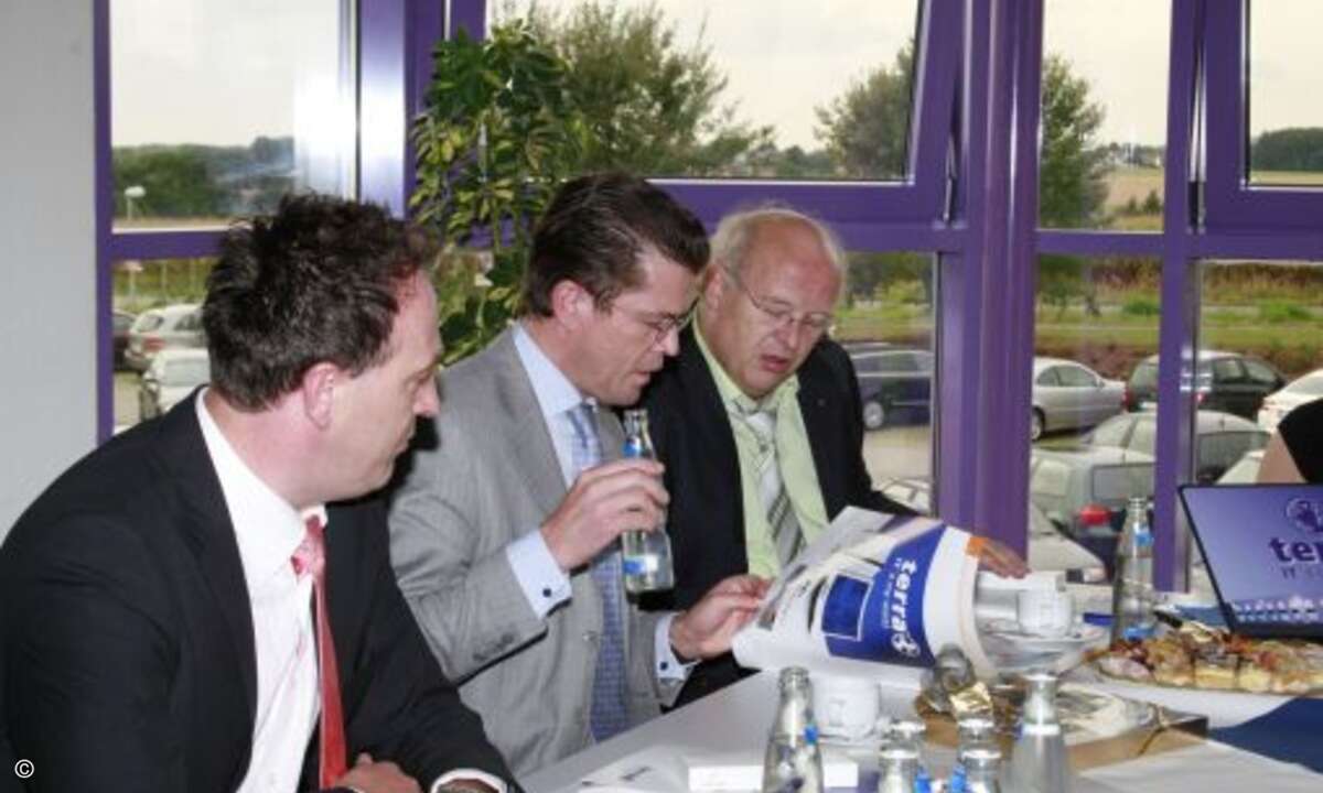 Der Besucher zeigte viel Interesse für den IT-Hersteller