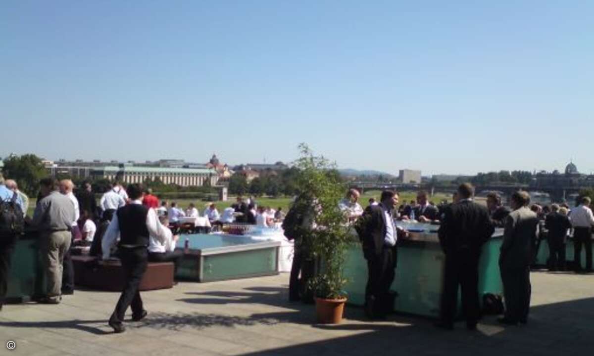 Auf der Terrasse ergaben sich viele Gespräche draussen in schöner und lockerer Atmosphäre