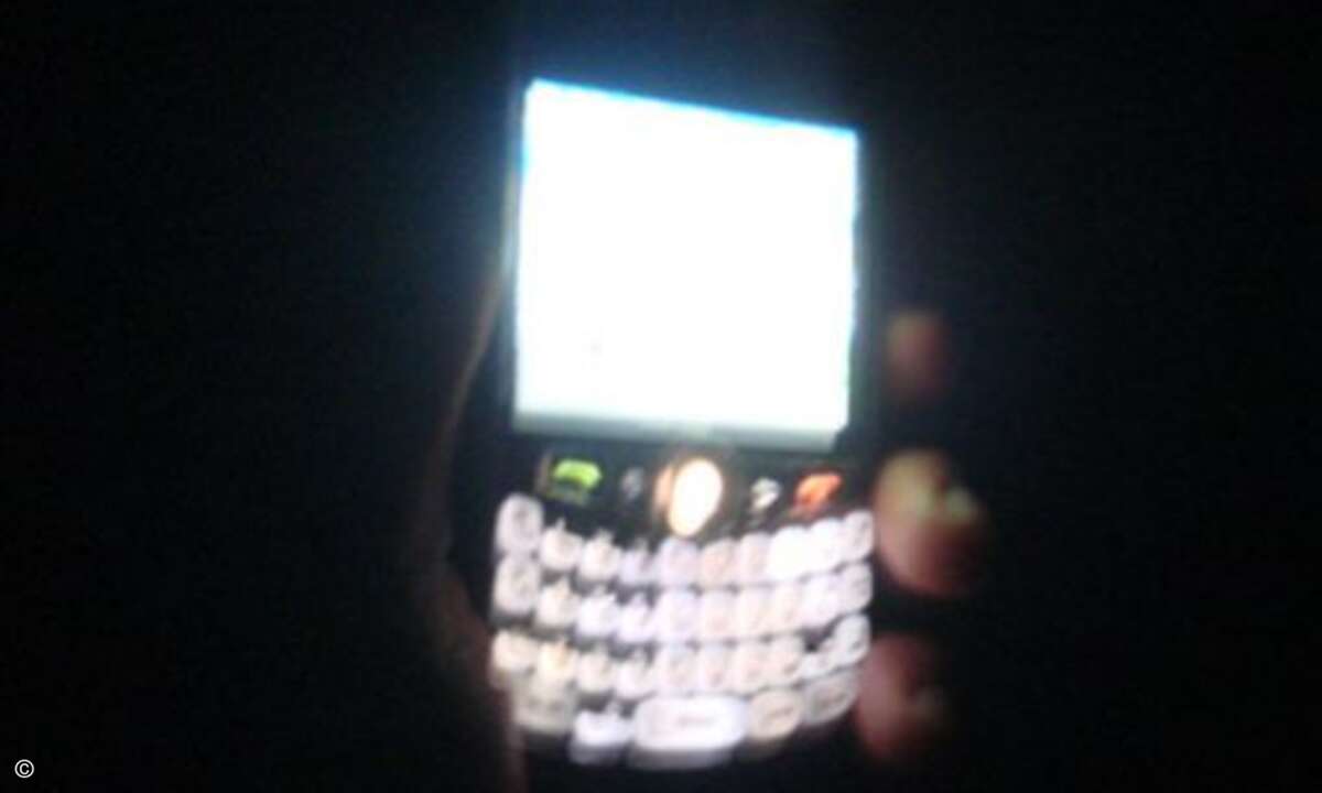 Flashlight: Blackberry als Taschenlampe. Hier eine Anwendung, die wirklich praktisch ist. Flashlight verwandelt das Blackberry in eine Taschenlampe. Das Licht liefert das LC-Display des Smartphones. Ein unverzichtbares Hilfsmittel, vor allem dann, we