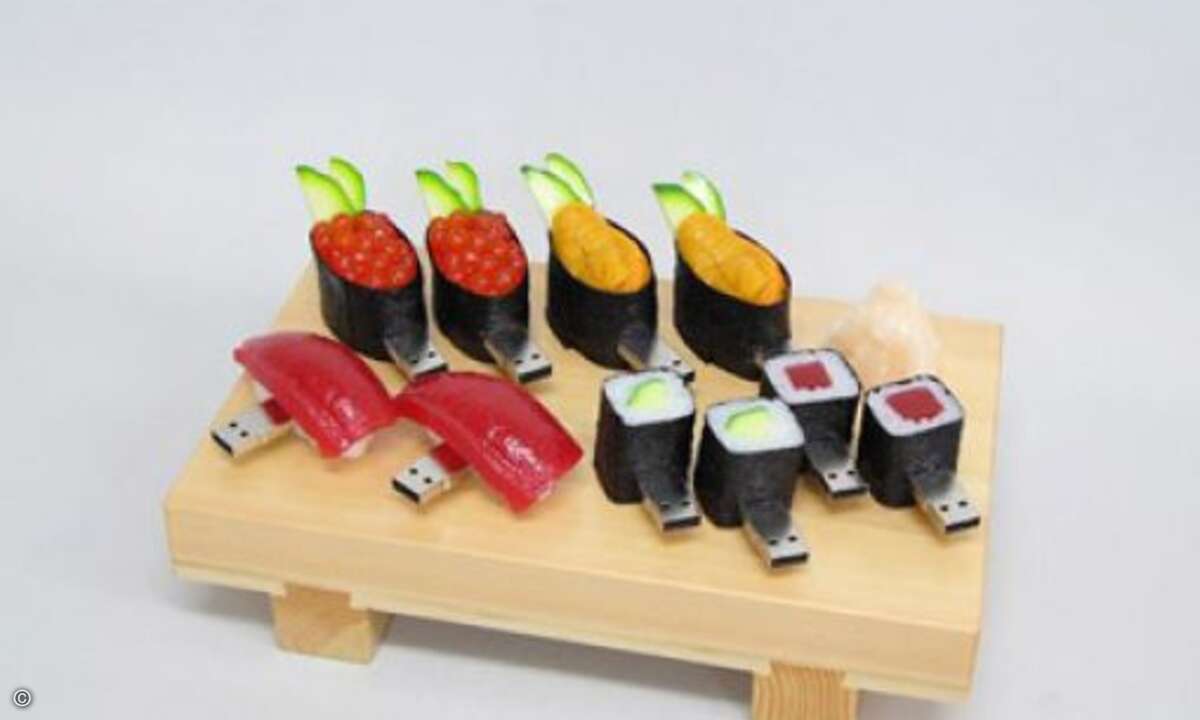 Ein bisschen Sushi gefällig? Zugegeben, die Lage an der USB-Stick-Front hat sich gebessert. Die drögen silber-grauen Datenspeicher werden zunehmend durch interessantere Varianten abgelöst, etwa Gummientchen oder Nikolausis. Für Japan-Fans hier ein sc