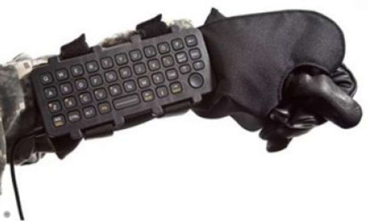 AK-39 – das Keyboard für Bürokämpfer: Der Name spricht für sich: Der Name der AK-39 von i-Key klingt nach Kalaschnikow. Und das zu Recht. Das Keyboard wurde für ganz harte Bürokrieger entwickelt: Es wird am Arm befestigt und schränkt laut Datenblatt